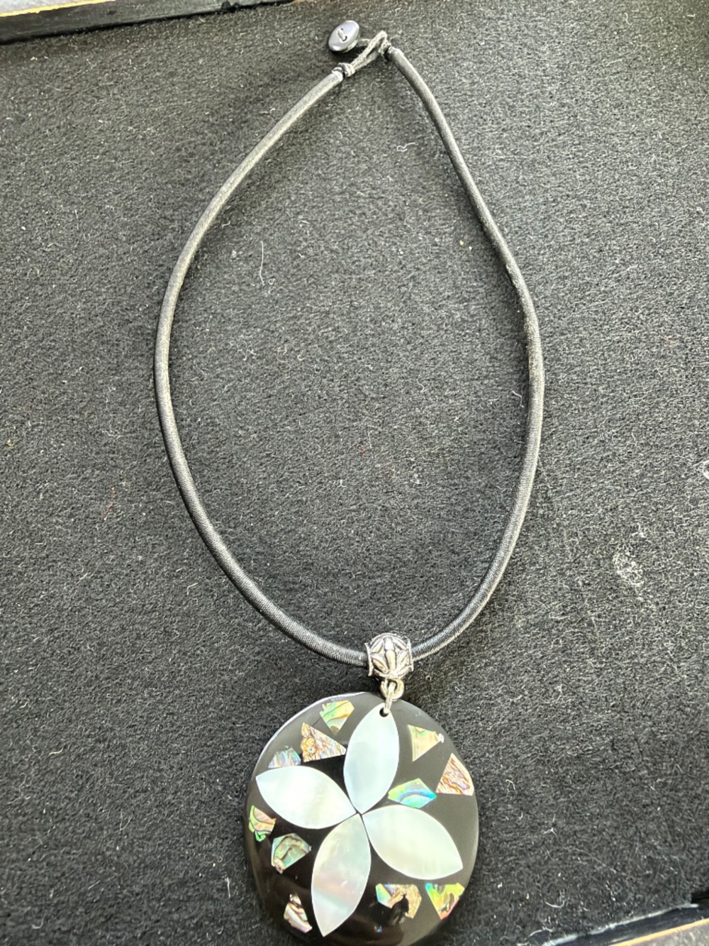 Vintage Mother of pearlNecklace and pierced earrings
